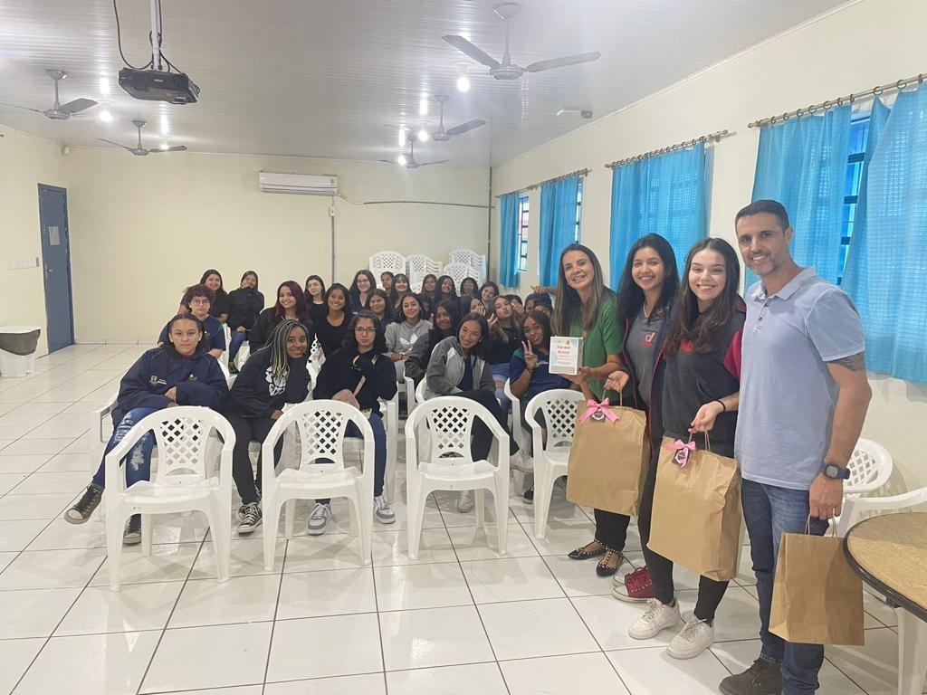 Projeto da escola Dimensão distribui absorventes para meninas em vulnerabilidade social