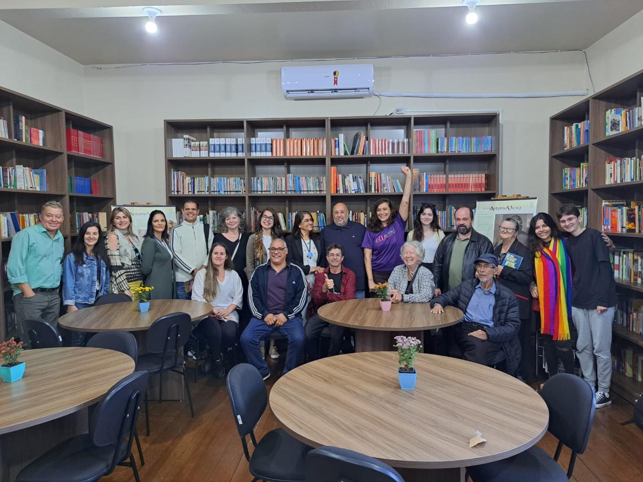 Escola Gomes Jardim reinaugura biblioteca durante programação da Semana do Livro