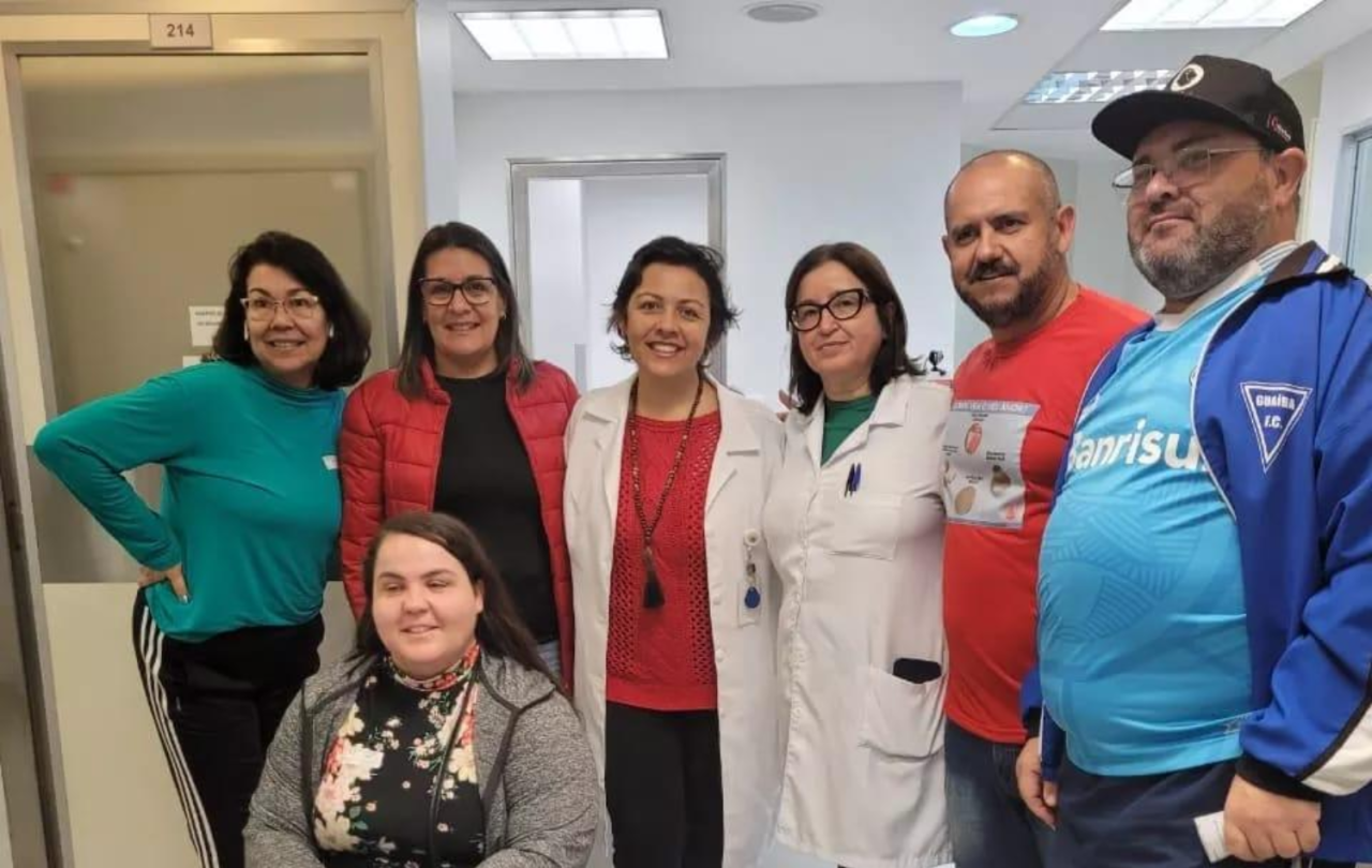 Grupo Amor nas Veias doa sangue no Hospital Pronto-Socorro, em Porto Alegre, no Dia da Enfermagem