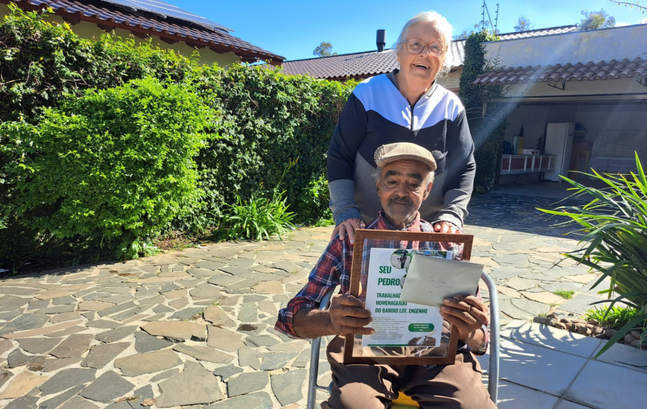 Moradores do Engenho homenageiam jardineiro pelo Dia do Trabalhador e doam nova máquina de cortar grama