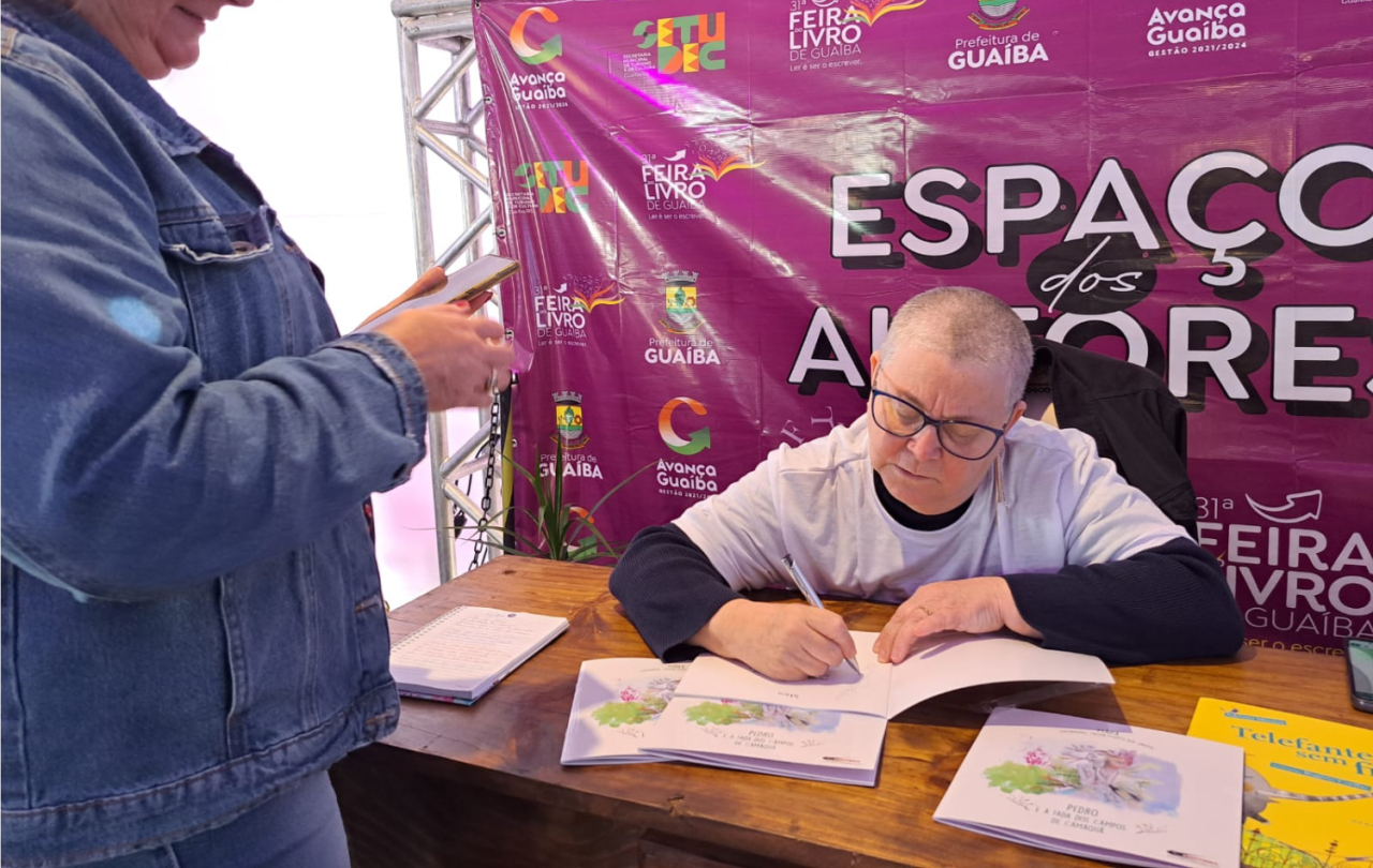 Professora Mára Núbia autografa o primeiro livro infantil 