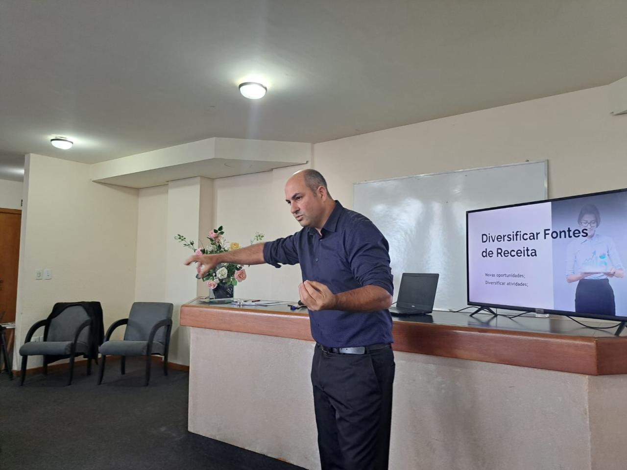 ACIGUA realiza café empresarial sobre finanças pós-crise, com o mentor financeiro Alex Machado