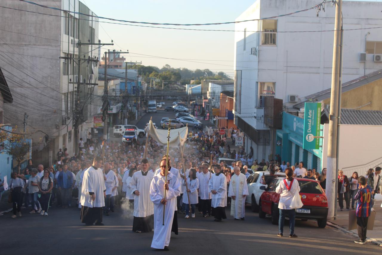 Centenas de fiéis participam da tradicional procissão de Corpus Christi, em Guaíba; veja fotos