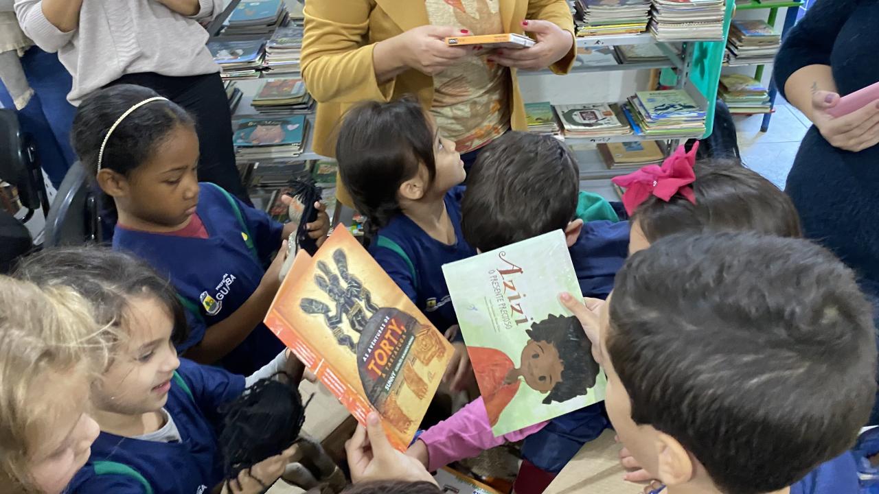 Escolas de Guaíba recebem livros com temática afro-brasileira e indígena