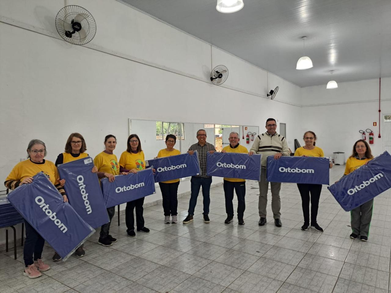 Grupo da terceira idade Cativa recebe doação de colchonetes da Ortobom