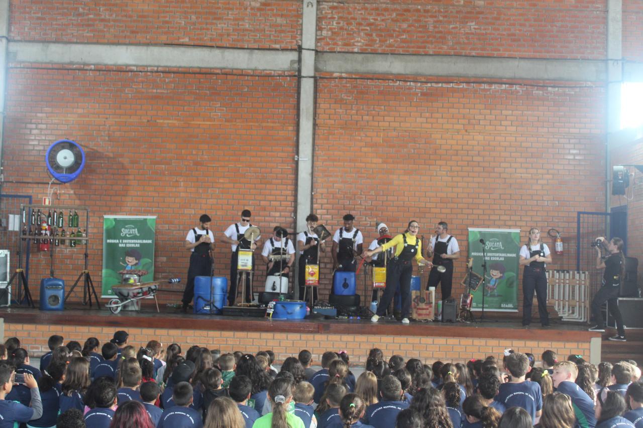 Orquestra de Sucata apresenta espetáculo de conscientização ambiental em escolas de Guaíba