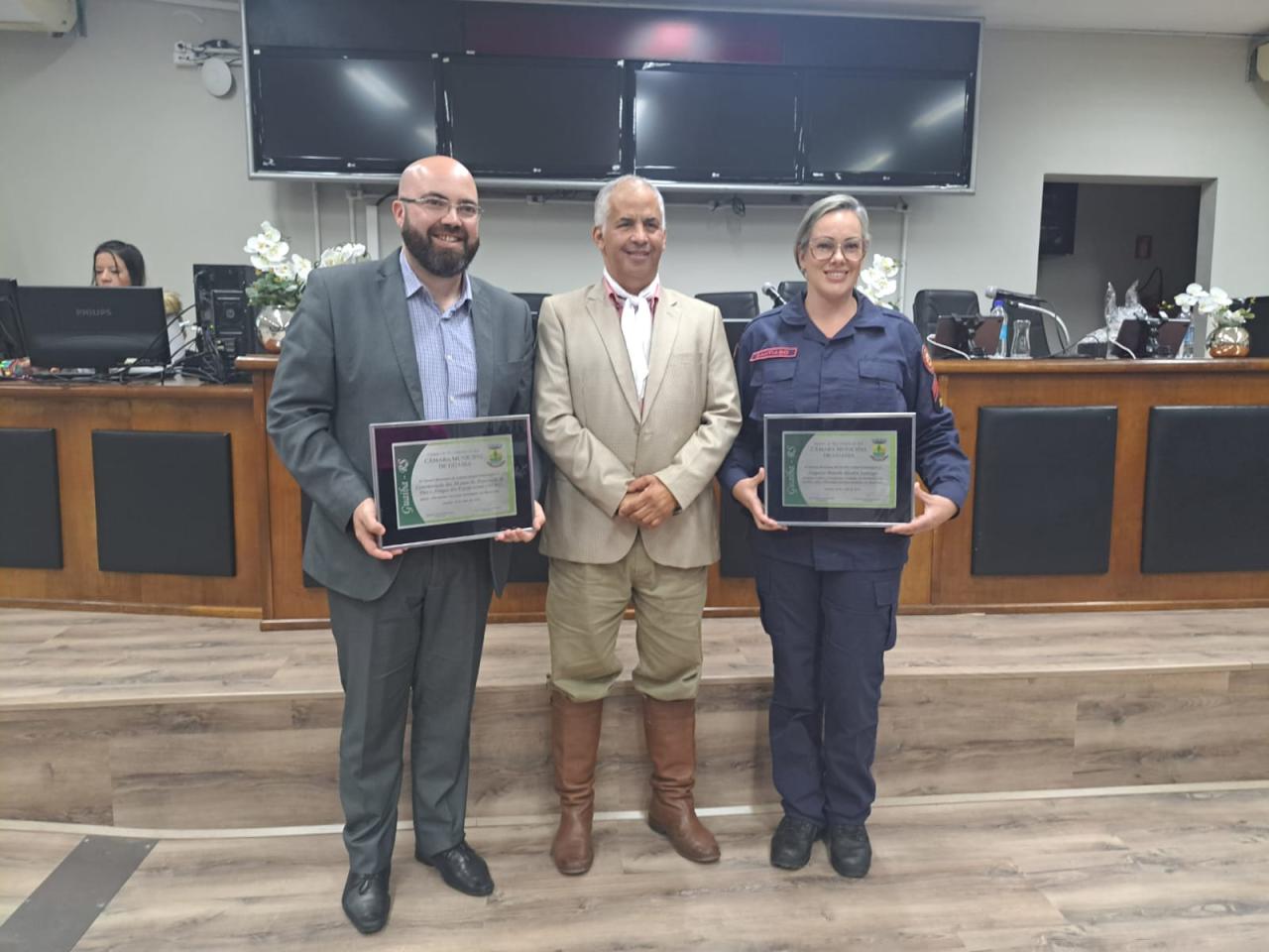 Câmara de Vereadores homenageia comandante do Corpo de Bombeiros e a Apae Guaíba