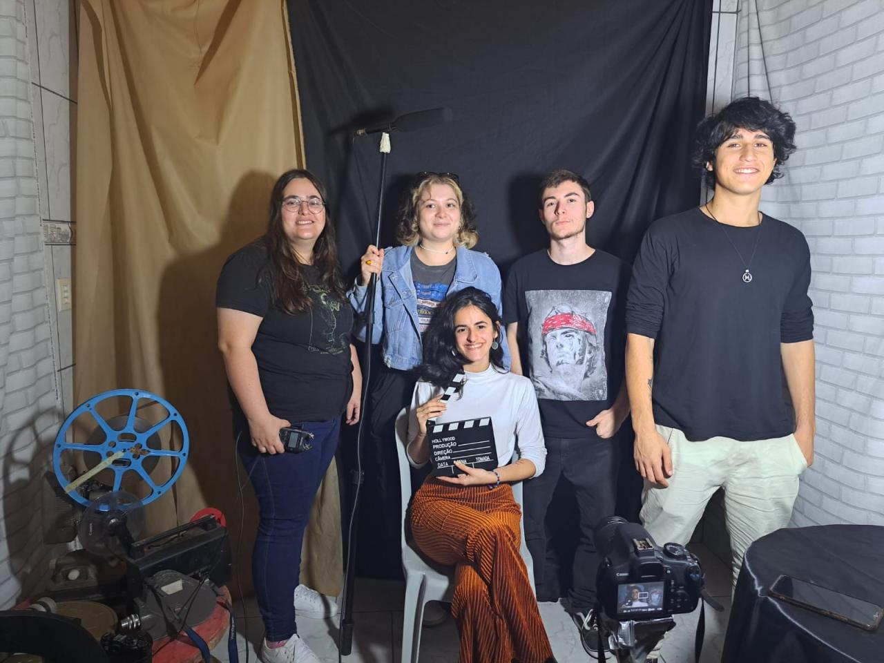 Jovens preparam gravação do curta-metragem 