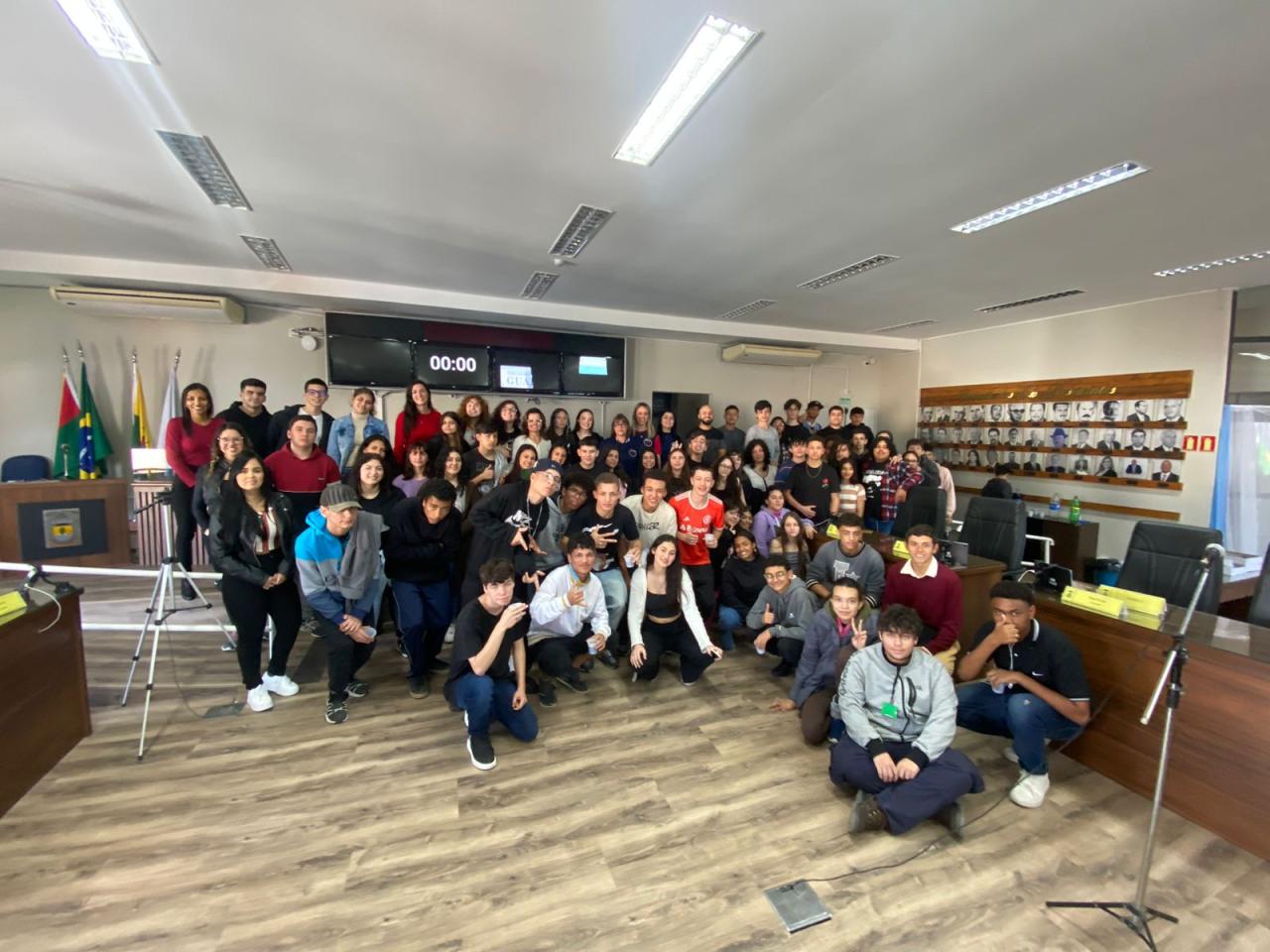 Alunos da escola Nestor de Moura Jardim visitam a Câmara de Vereadores