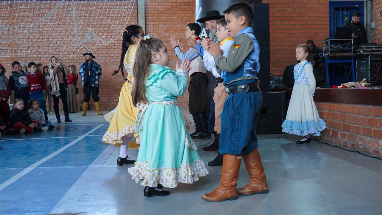 Com músicas, danças e oficinas culturais, escolas recebem atividades do 3º Sarandeio Farroupilha