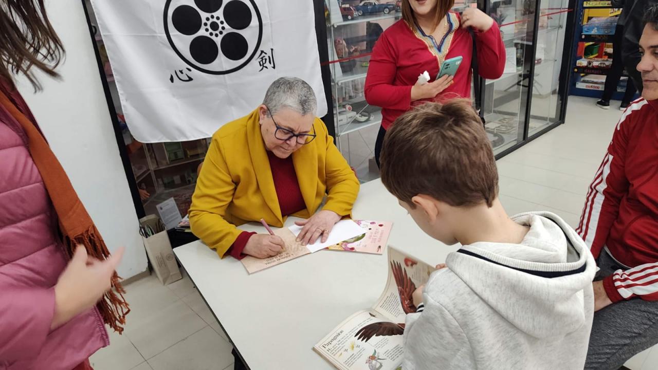 Escritora Mára autografa livros infantis na Casa de Cultura Mário Quintana, em Porto Alegre