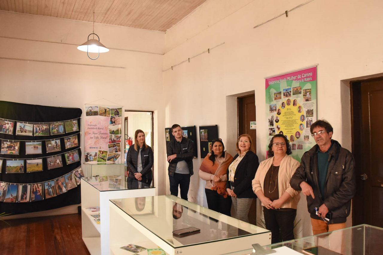 Guaíba Foto Clube inaugura exposição de mulheres do campo no Museu Carlos Nobre