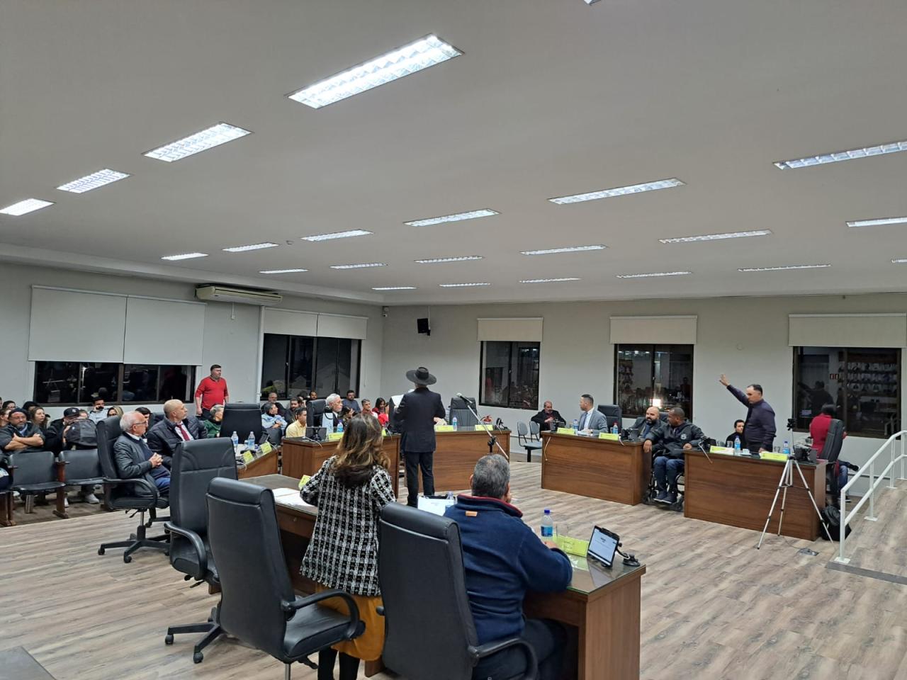 Sob críticas, projeto de lei altera o plano de carreira do quadro geral e magistério