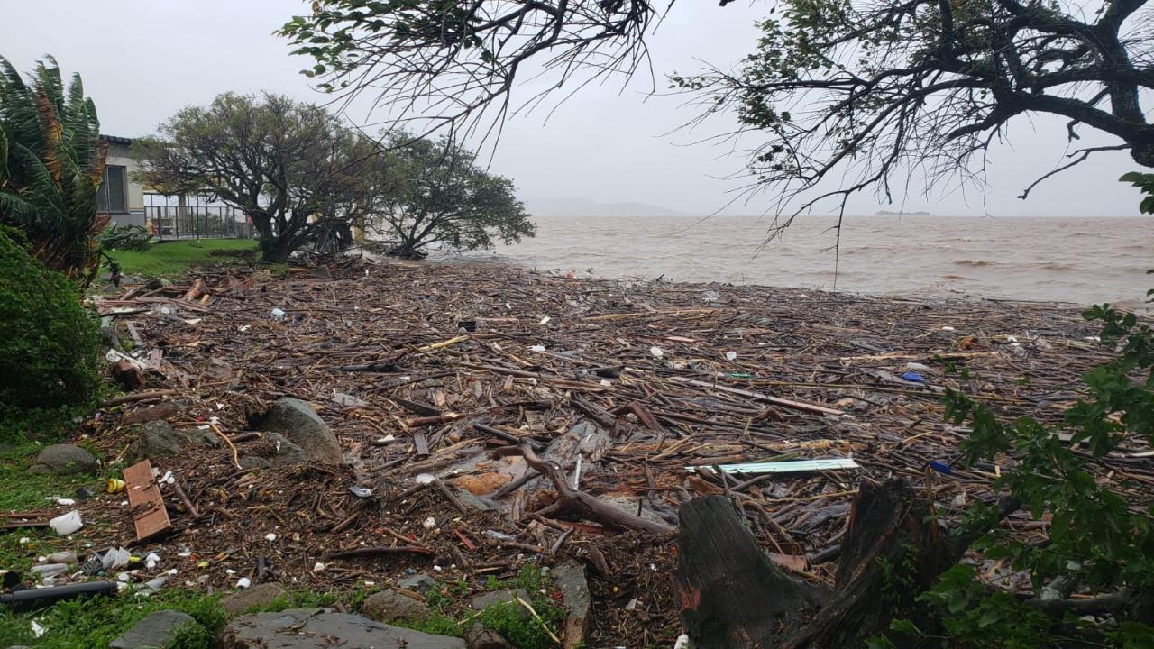 Chuva aumenta nível do rio e causa alagamentos em Guaíba; prefeitura alerta para possibilidade de deslizamento