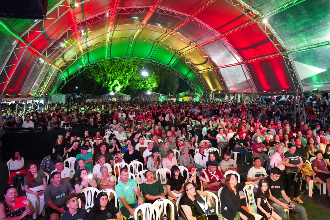 Com Os Monarcas, grande público participa da primeira noite da Semana Farroupilha; veja a programação