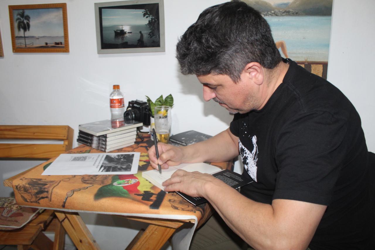 Escritor Altair Martins faz lançamento do livro de poemas 