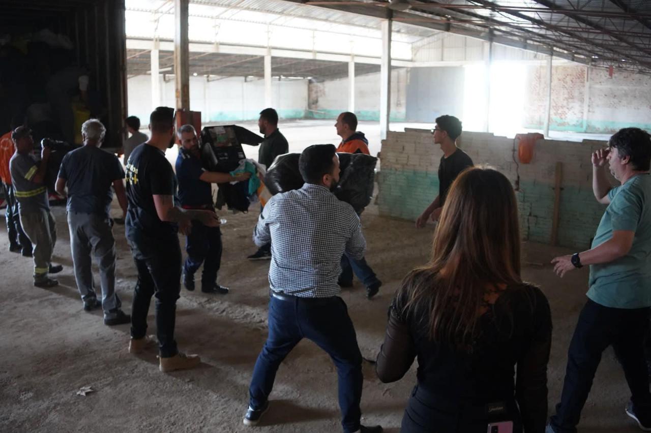 Volunt&aacute;rios recebem doa&ccedil;&otilde;es vindas da Defesa Civil de Gramado