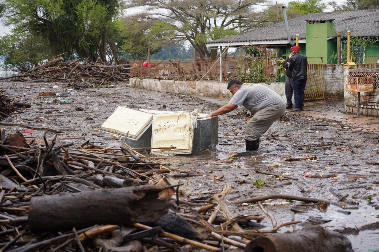 Moradores perderam muitos m&oacute;veis na enchente