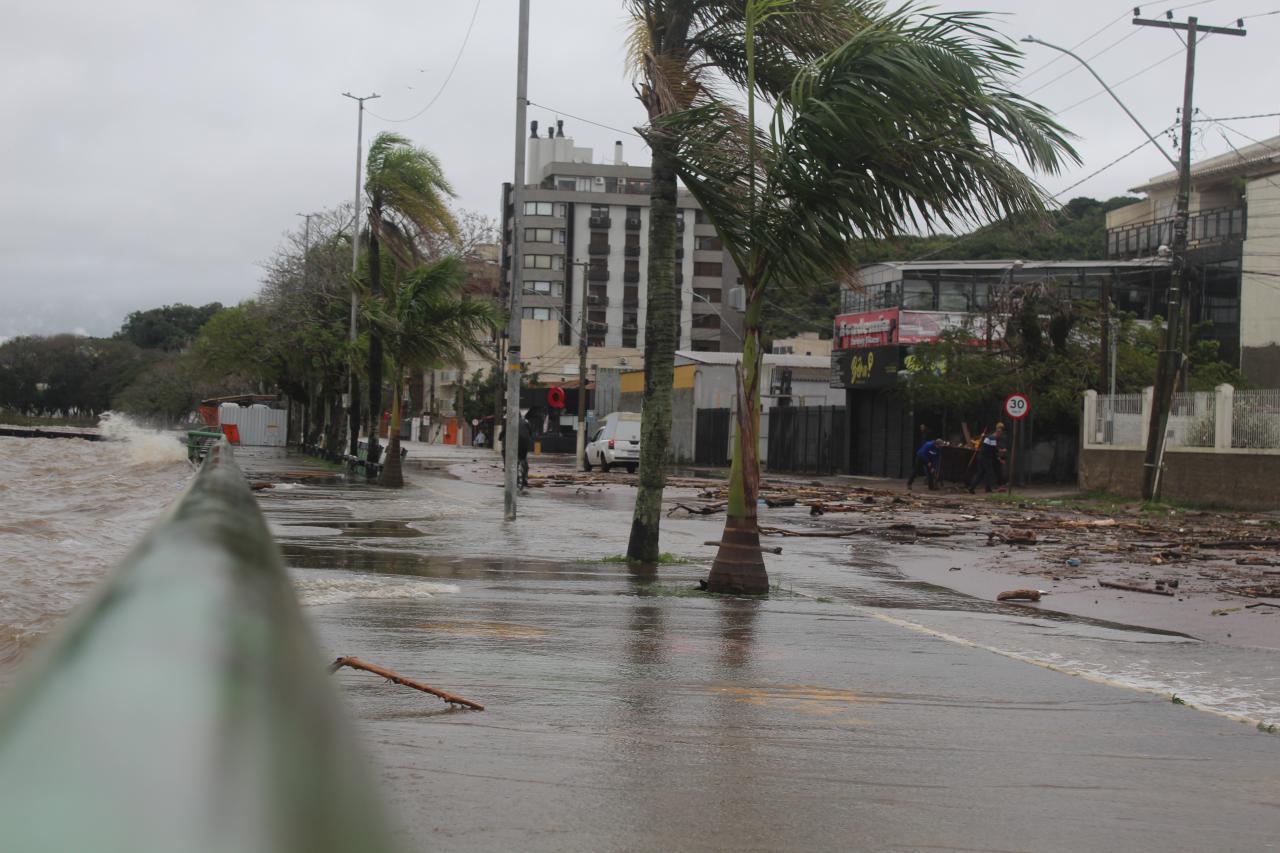 N&iacute;vel do Gua&iacute;ba atingiu toda a avenida Jo&atilde;o Pessoa, a Beira, que foi bloqueada para ve&iacute;culos