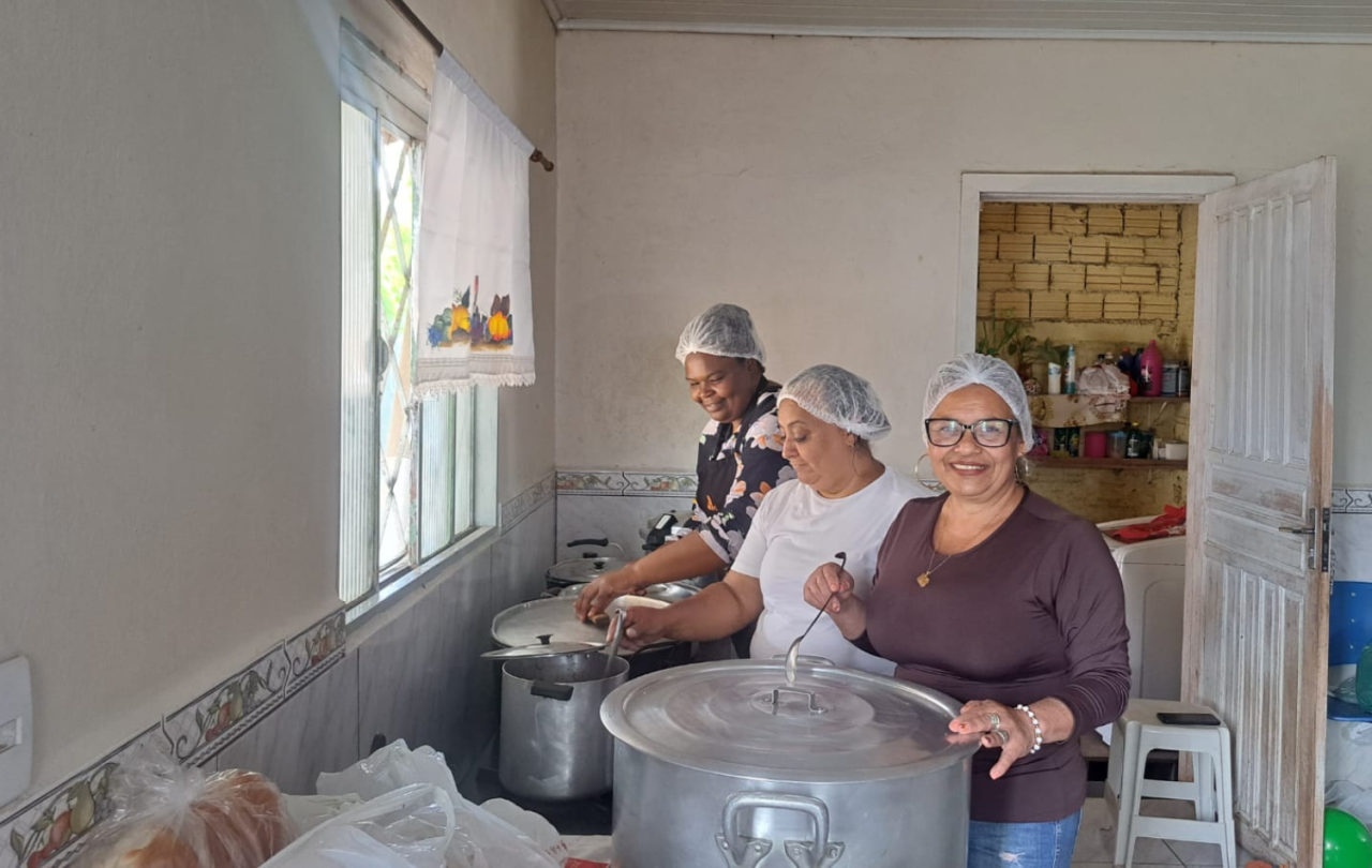 Em quase um mês, voluntárias distribuíram 400 refeições por dia para as vitimas da enchente no Ipê