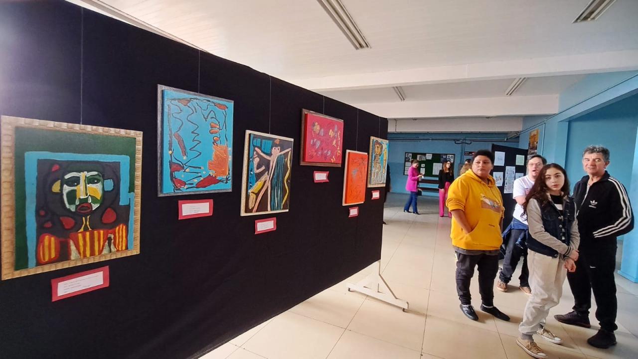 Pessoas com necessidades especiais expõem releituras de obras de Pablo Picasso na Ulbra Guaíba