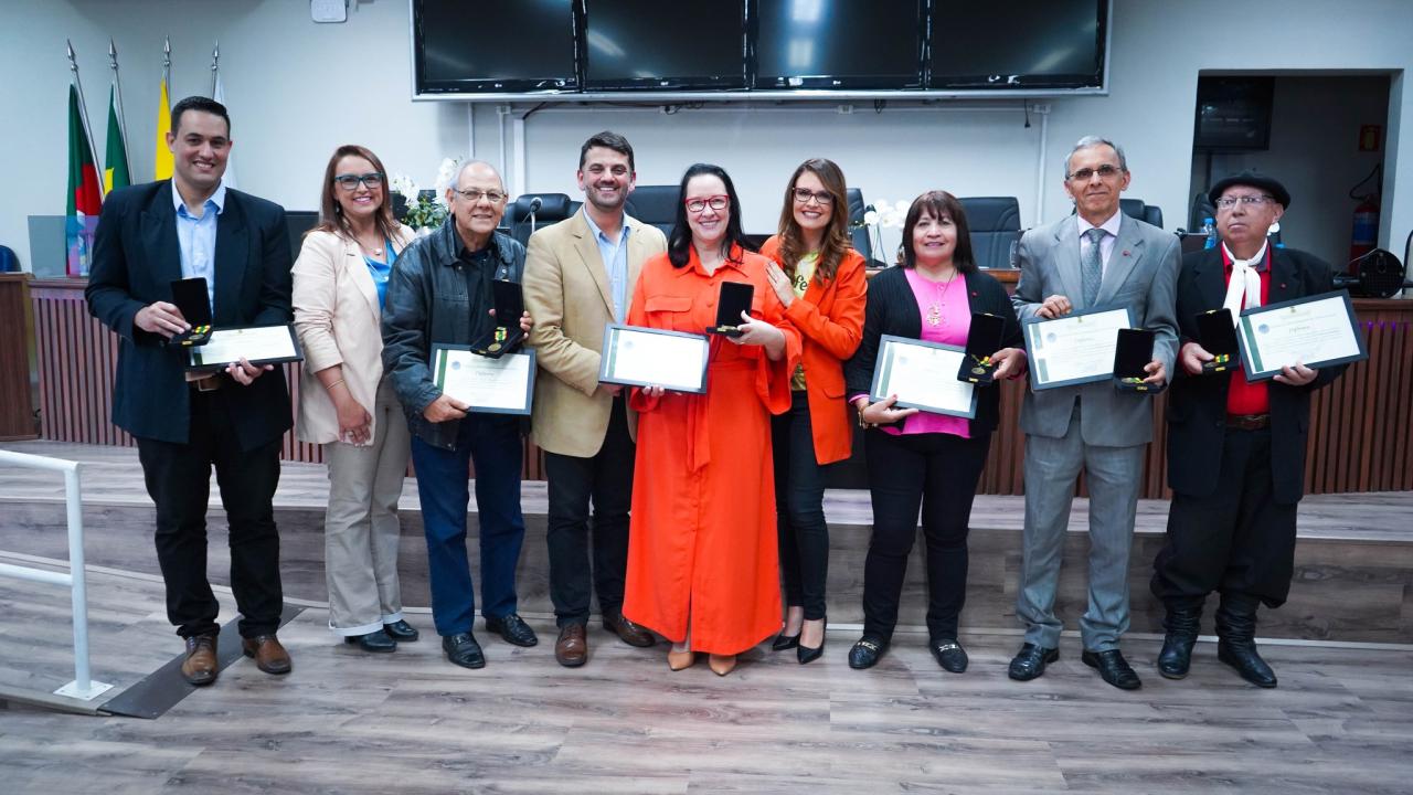 Prefeitura de Guaíba entrega medalhas de honra ao mérito Freguesia das Pedras Brancas