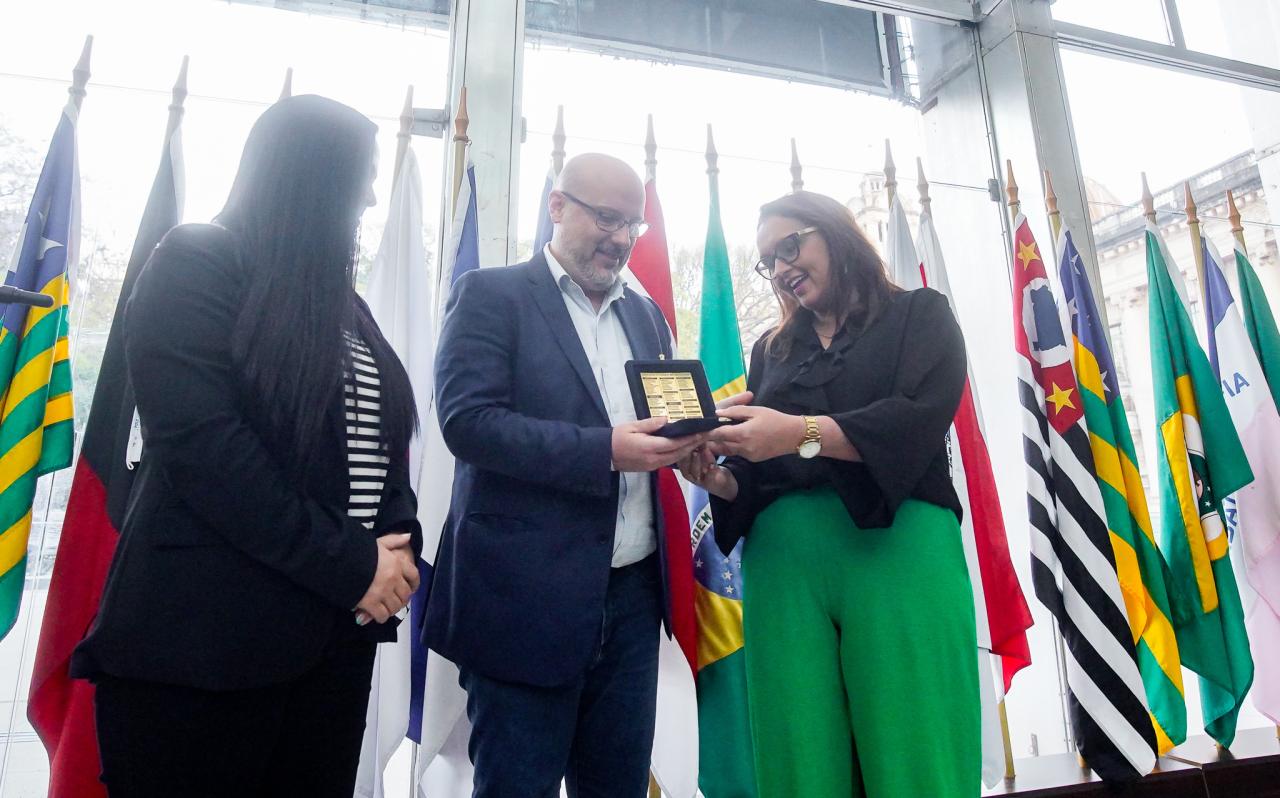 Vice-prefeita Claudinha Jardim recebe homenagem na Assembleia Legislativa