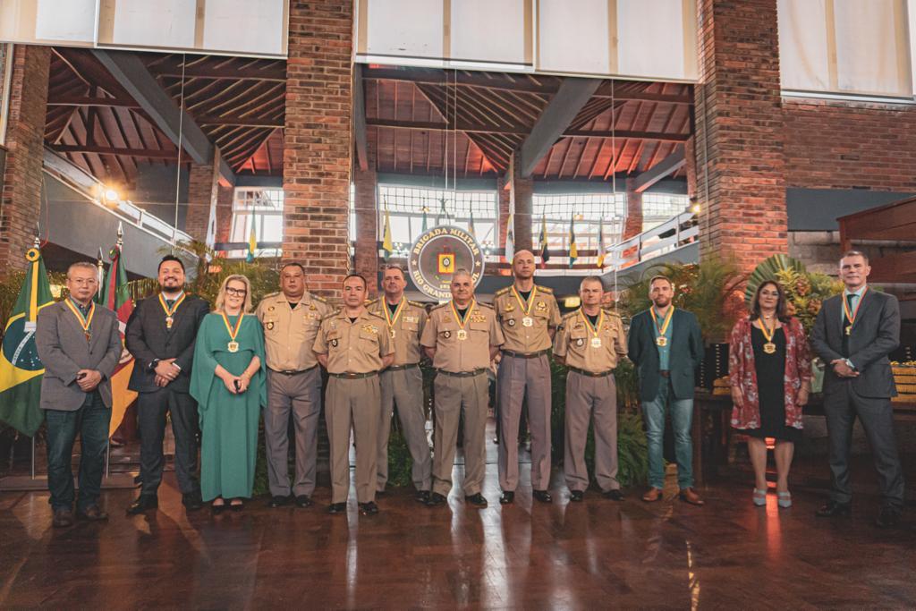 Brigada Militar entrega comendas a autoridades militares, civis e personalidades de Guaíba e região