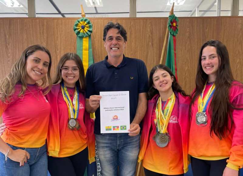 Secretário estadual de Esporte, Danrlei de Deus, recebe atletas do Grupo Expressão de Patinação Artística