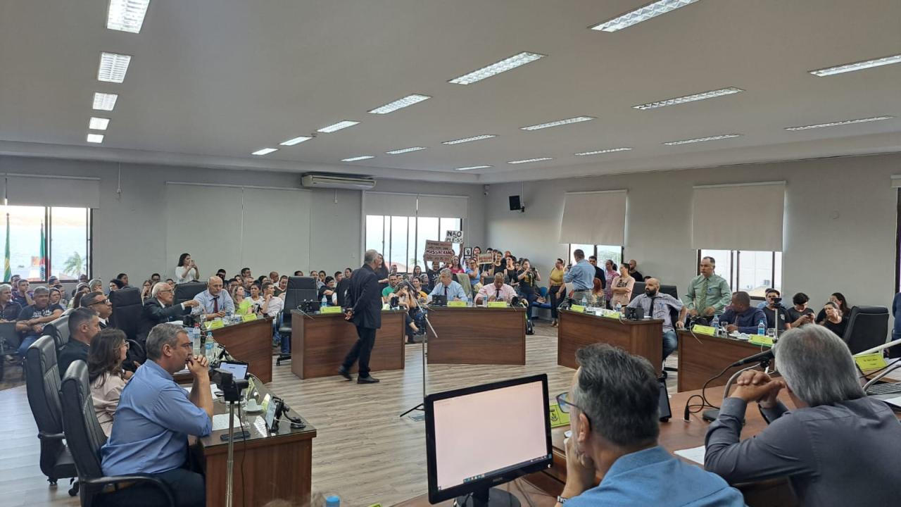 Sob protestos da categoria, Câmara aprova PL que mexe no plano de carreira dos servidores