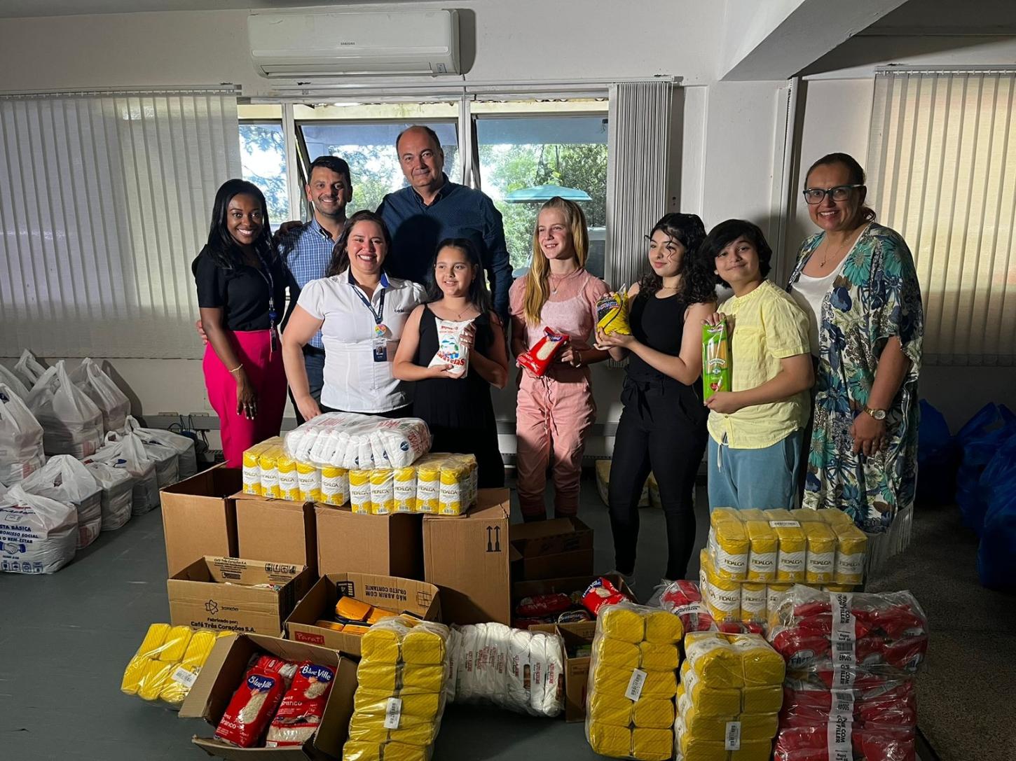 Catsul faz doação de alimentos para moradores afetados pelas enchentes em Guaíba