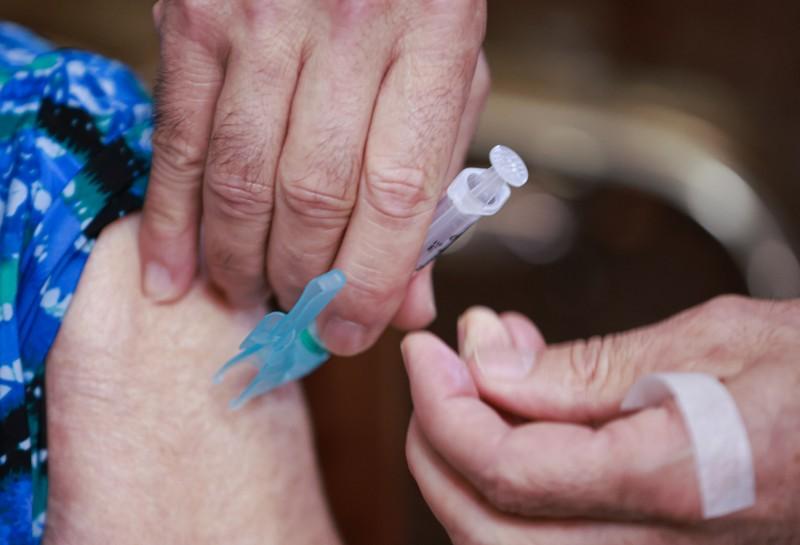 Guaíba aplica nova dose bivalente contra covid-19 em idosos e imunocomprometidos
