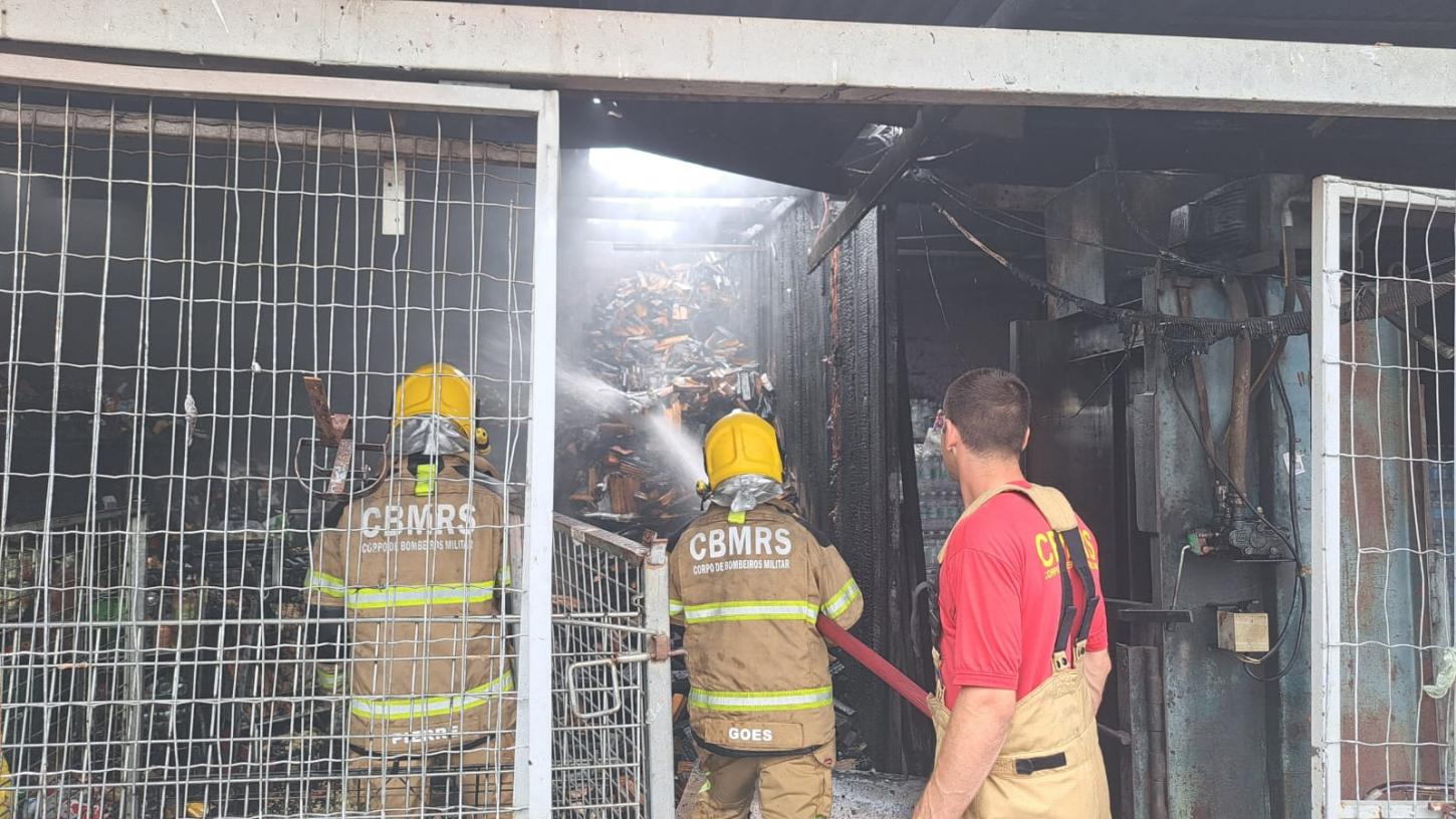 Incêndio atinge depósito do supermercado Paulinho, no Centro de Guaíba