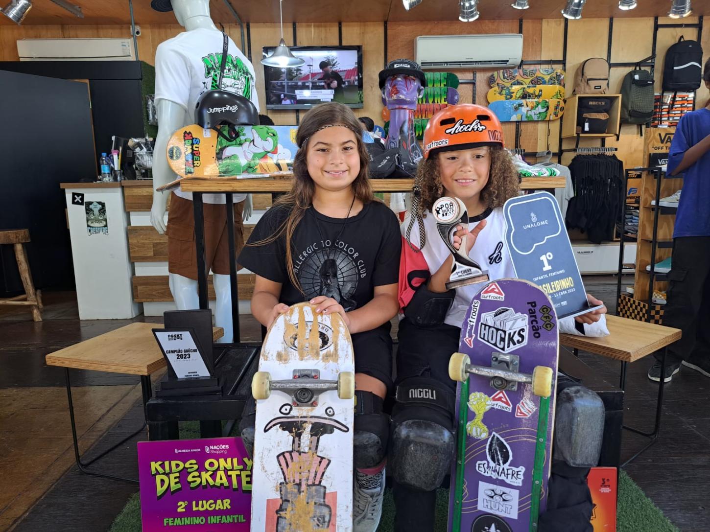 Campeãs brasileiras de skate infantil treinam na pista do Parque da Juventude, em Guaíba