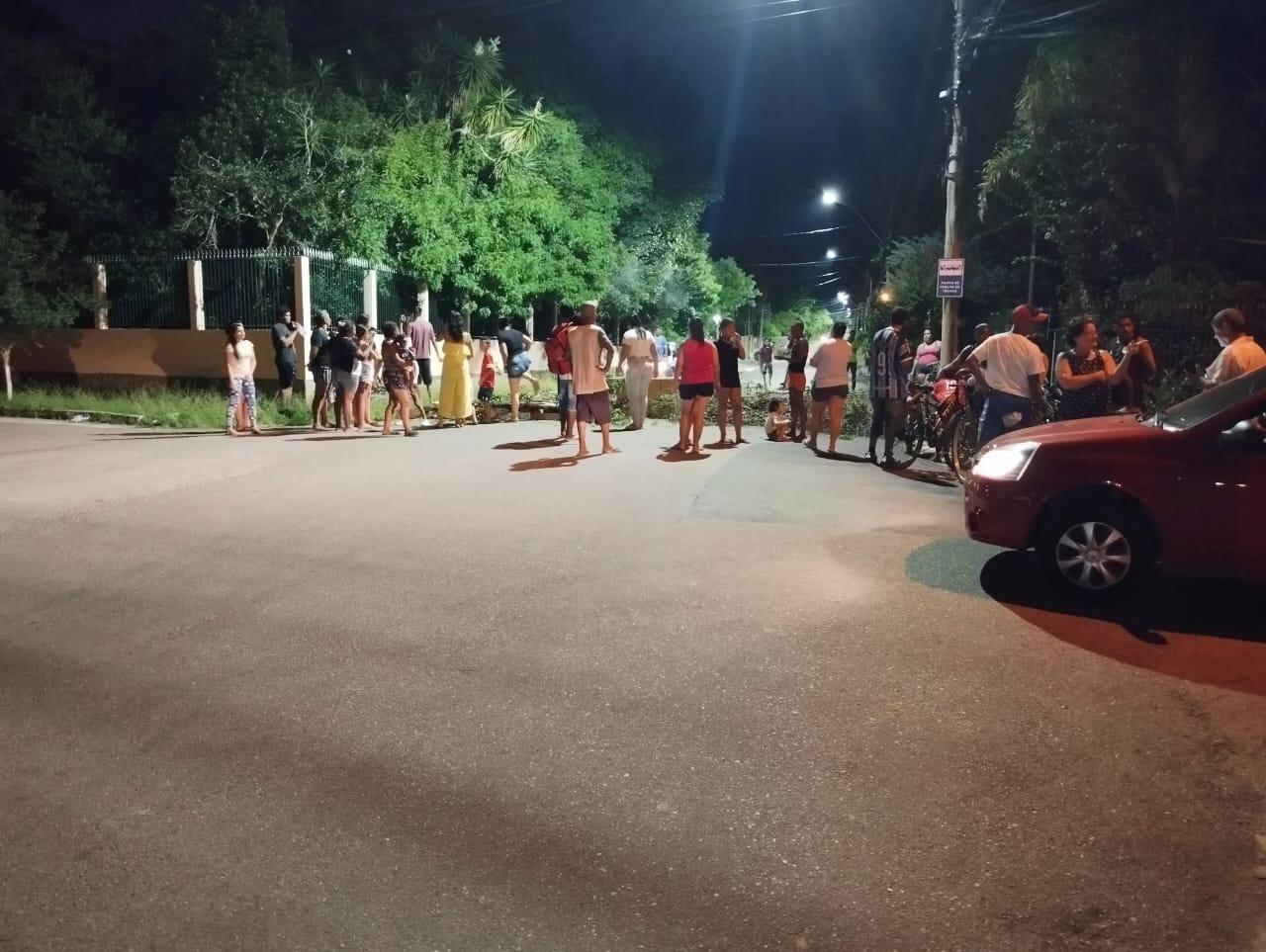 Moradores protestam e bloqueiam ruas da Florida devido à falta de luz