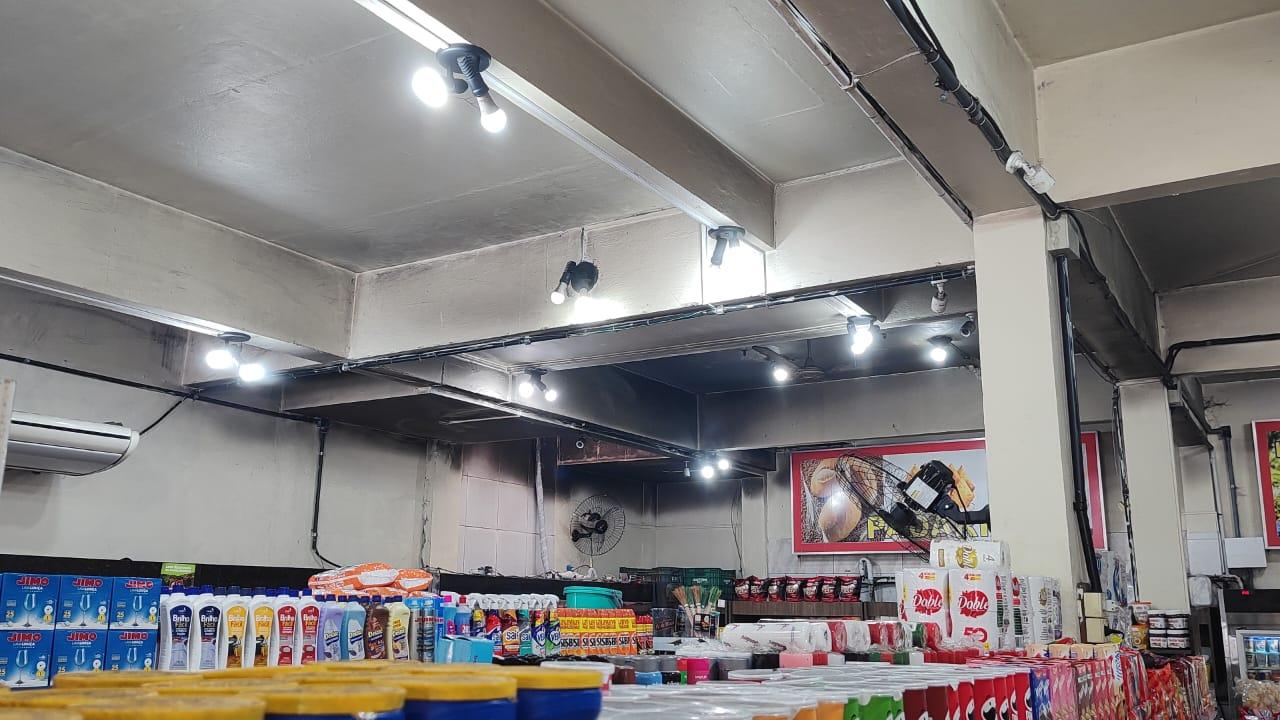 Pequeno incêndio atinge o supermercado Guaibom, no Centro de Guaíba