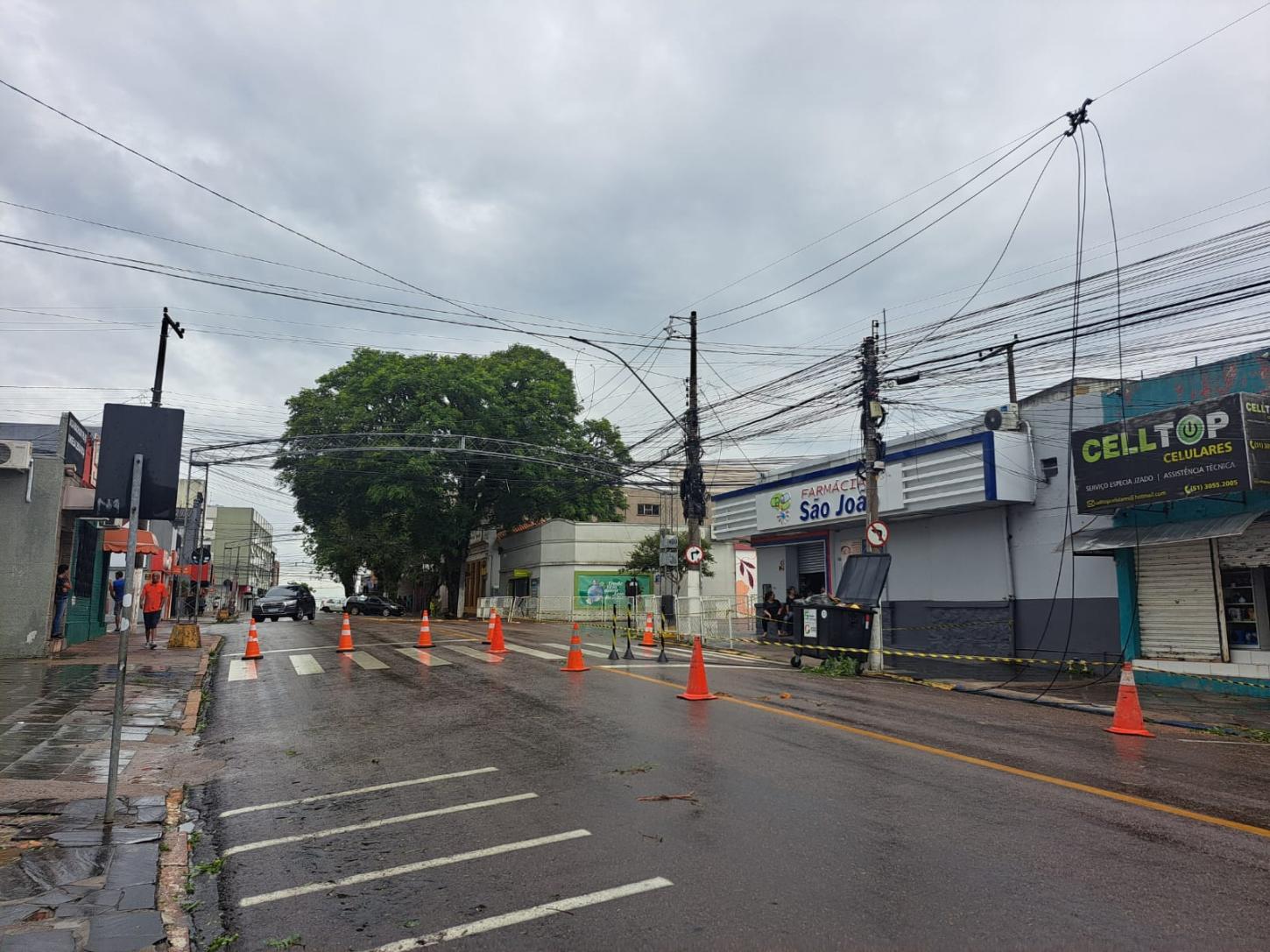 Temporal forte causa estragos e deixa bairros de Guaíba sem água, luz e internet