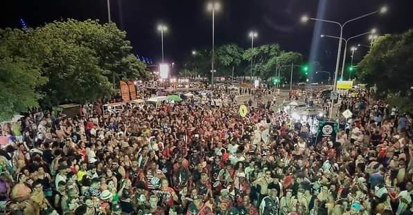 Bloco do Bartira anima foliões no Carnaval da Orla do Guaíba, em Porto Alegre