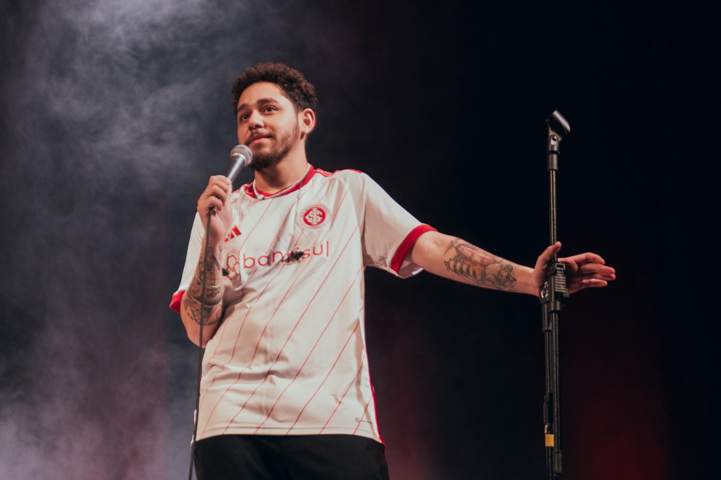 Humorista Gio Lisboa apresenta o espetáculo 