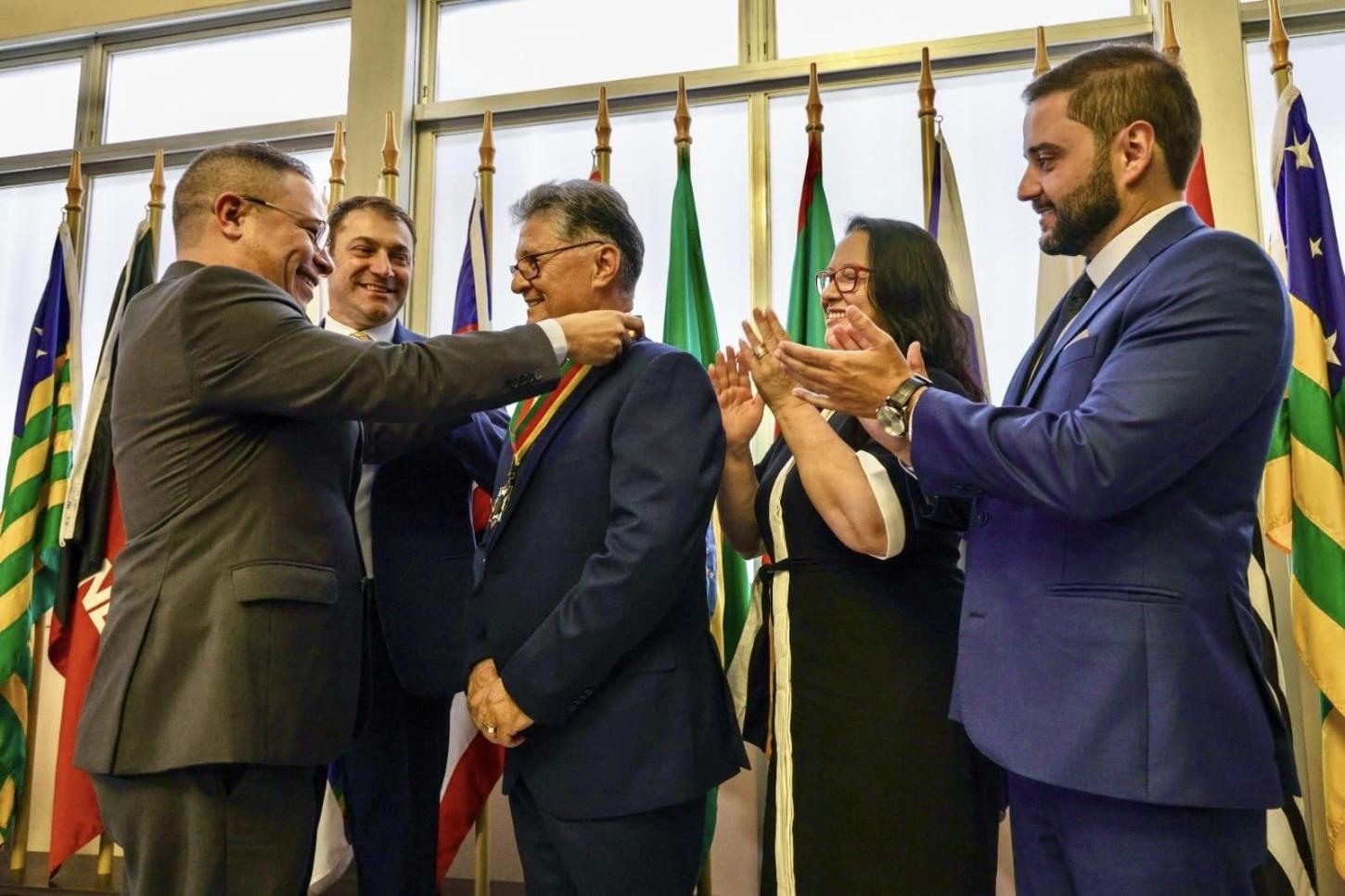Pastor Geraldino da Silva recebe a medalha do Mérito Farroupilha na Assembleia Legislativa