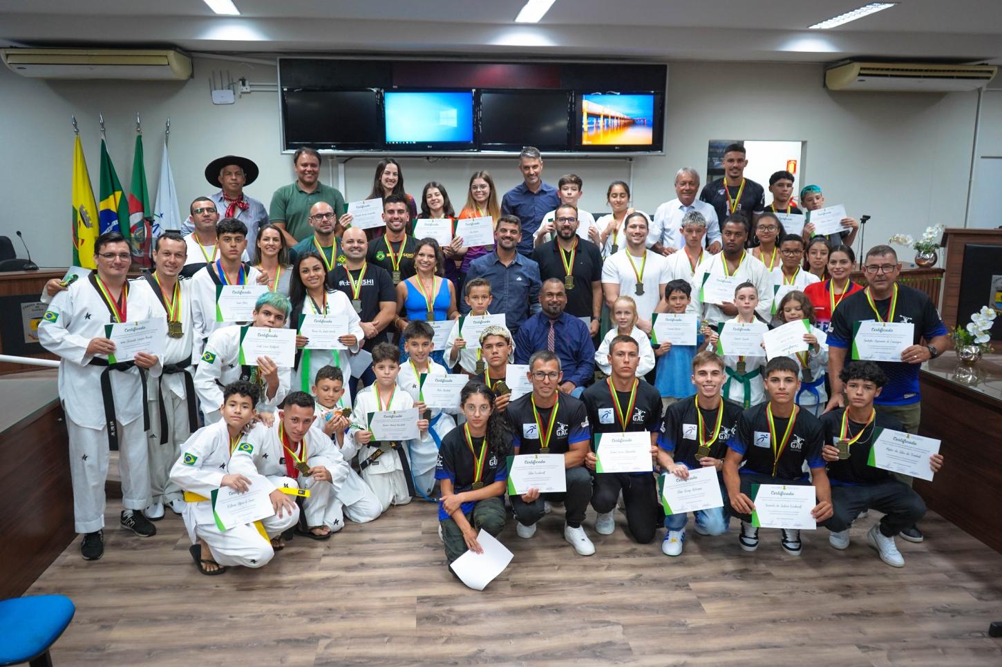 Atletas e entidades esportivas recebem homenagem na Câmara de Vereadores de Guaíba