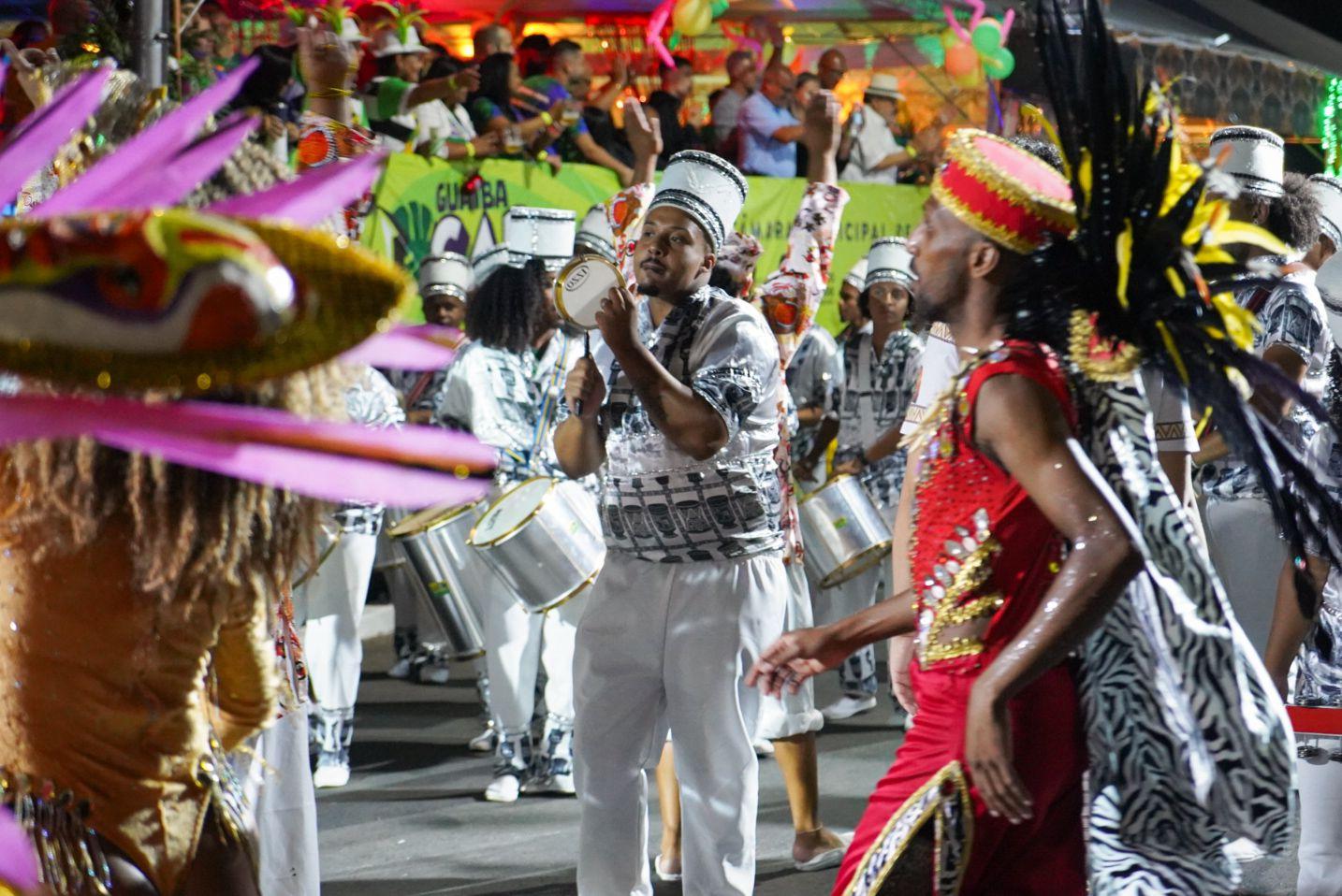 Carnaval fora de época de Guaíba reúne milhares de pessoas na passarela Liberato Garcia