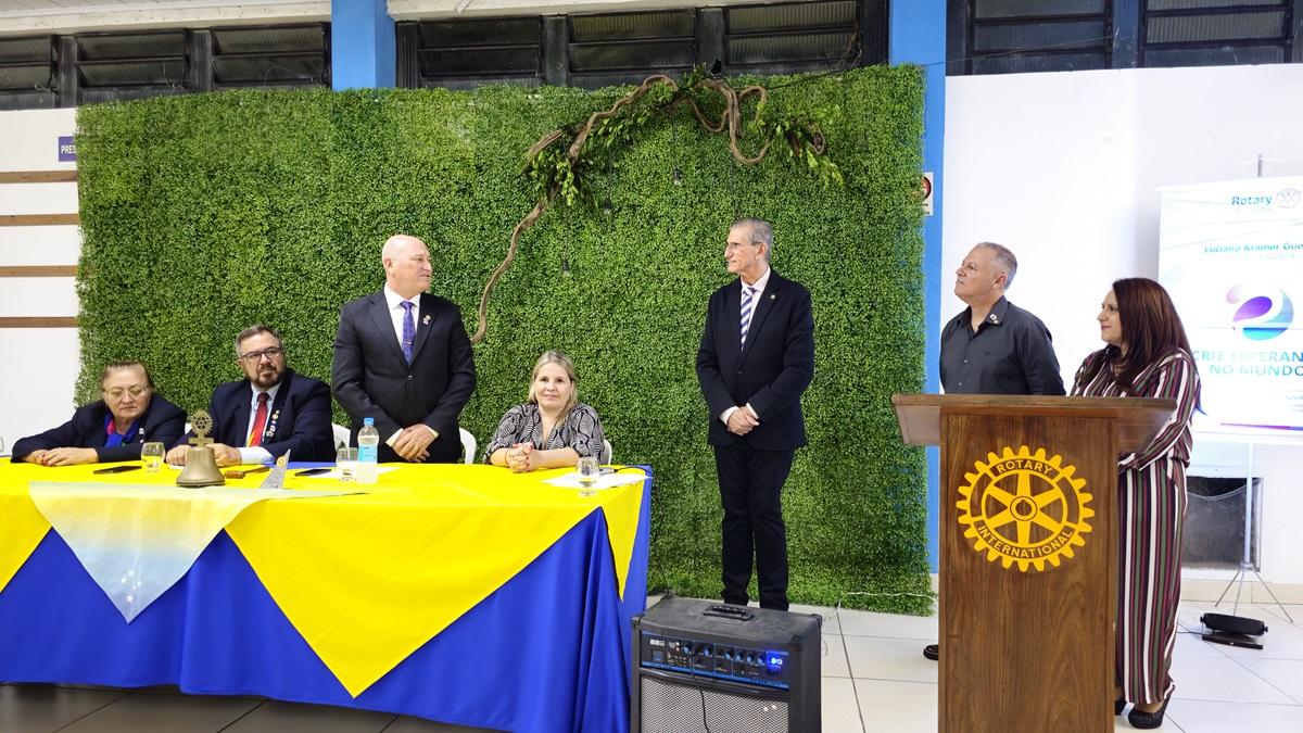 Rotary Guaíba empossa novos associados e recebe visita do governador José Bornéo