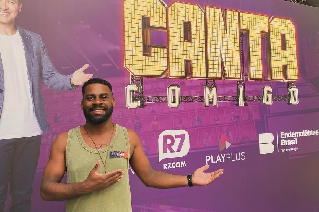 Cantor guaibense Binho Ribeiro estreia como jurado do programa Canta Comigo, da TV Record