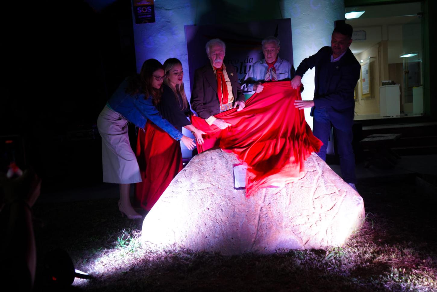 Cerimônia inaugura placa que conta a história do acendimento da primeira Chama Crioula do RS