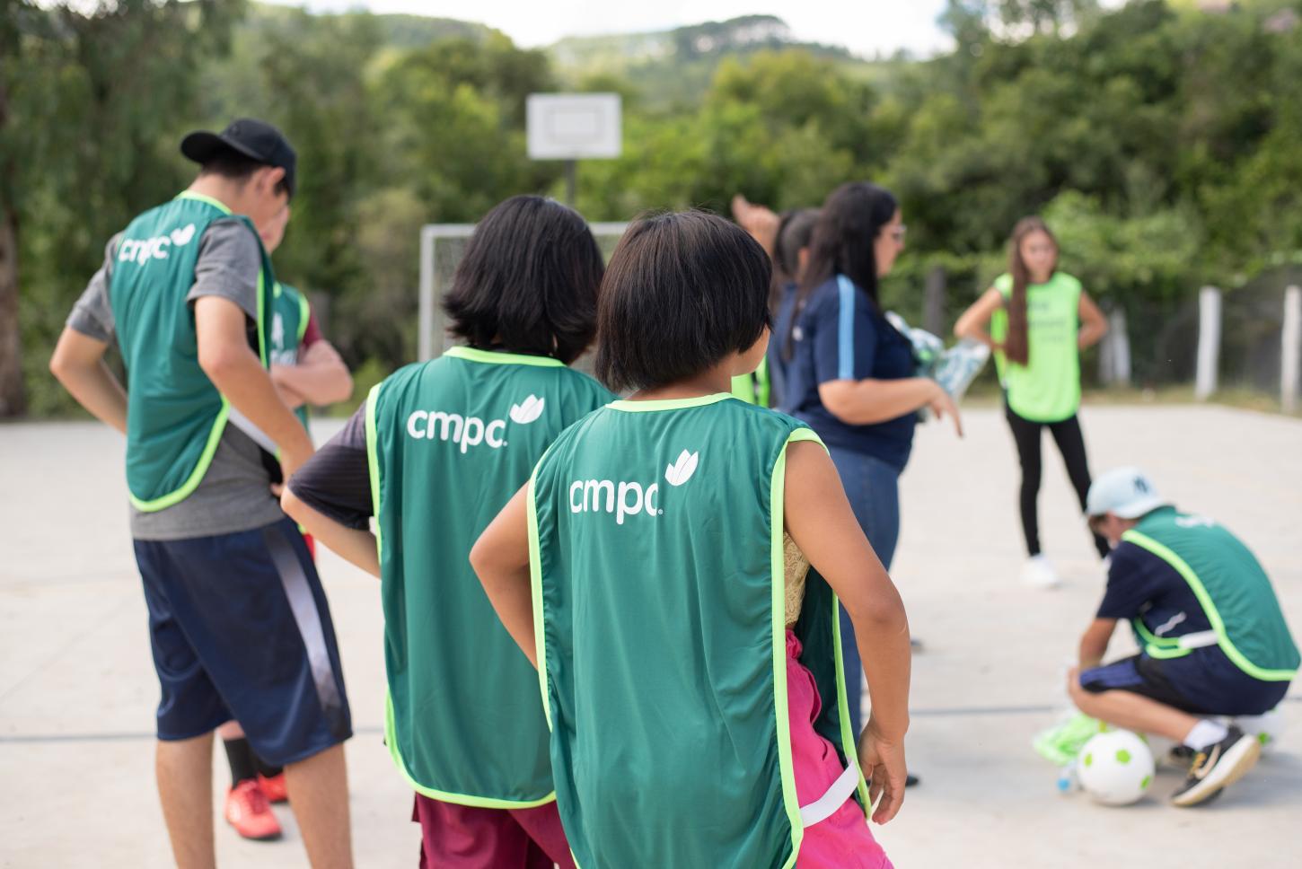 CMPC inicia doação de bolas de futebol a escolas gaúchas