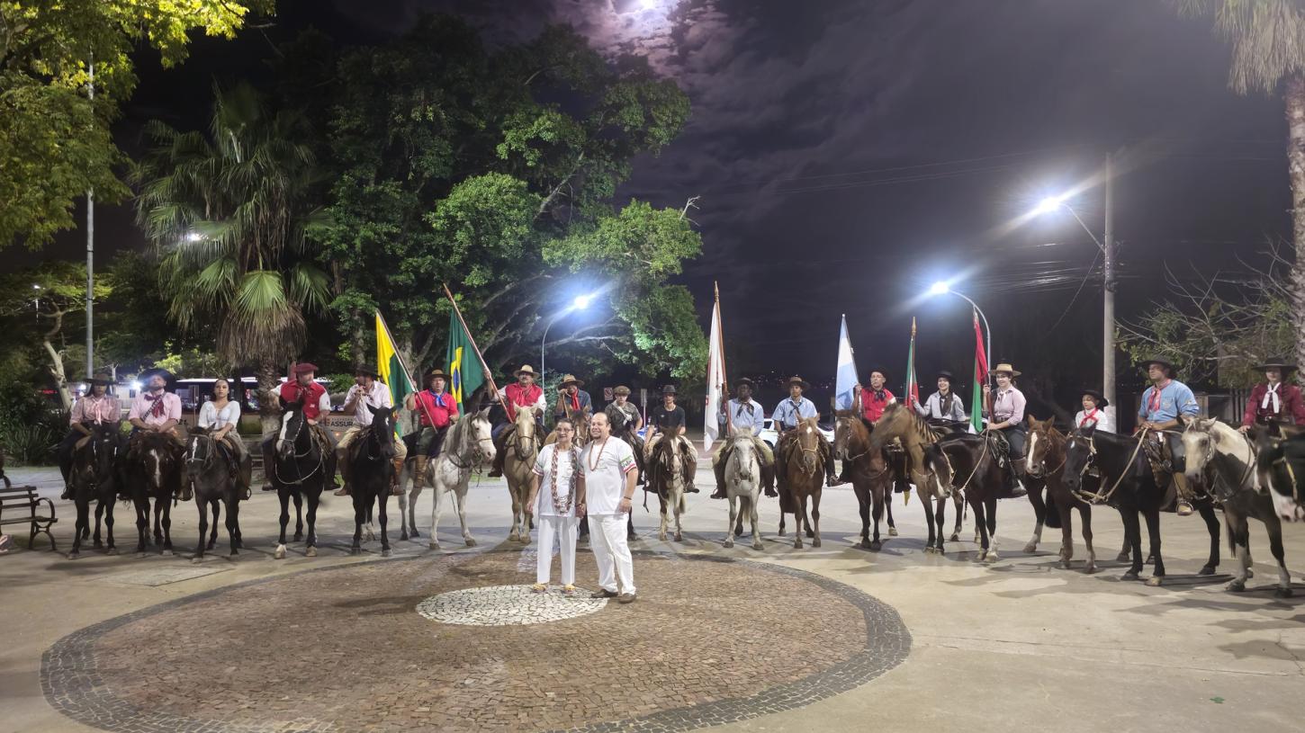 Fiéis participam da tradicional carreata de Ogum em Guaíba
