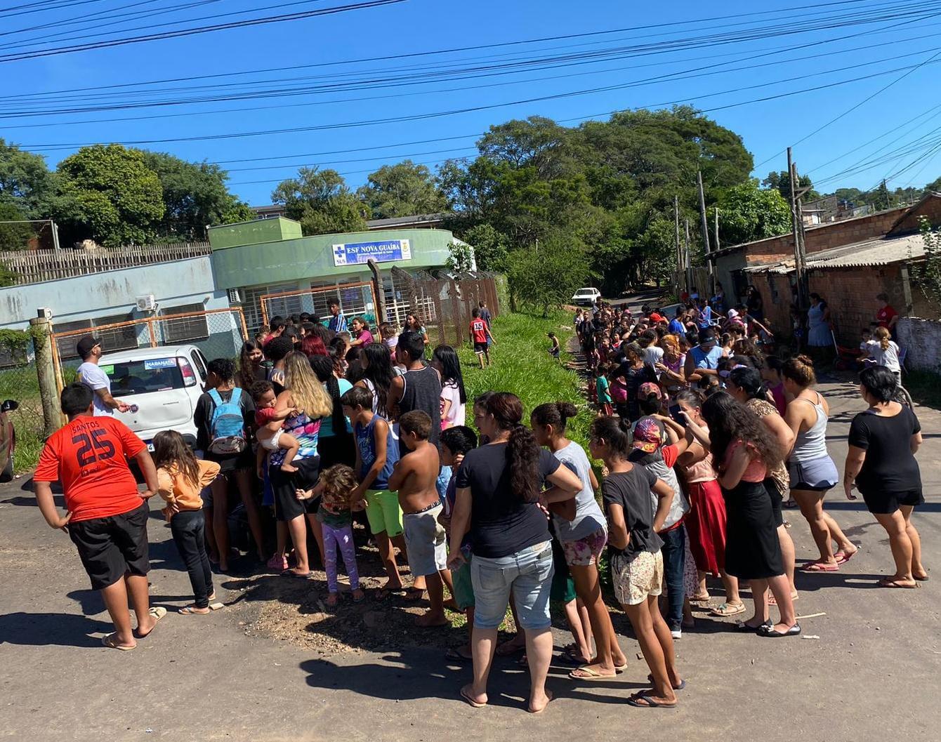 Voluntários entregam cestas de doces e ninhos de Páscoa para crianças de Guaíba