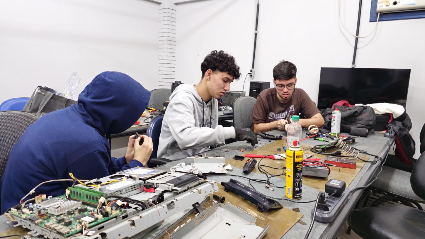 Alunos do colégio Augusto Meyer consertam equipamentos eletrônicos afetados pela enchente