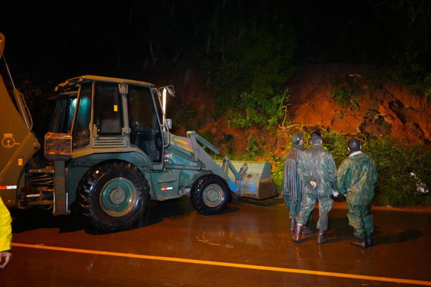 Após desmoronamento de terra, maquinário da Marinha do Brasil retira árvores na rua Pedras Brancas